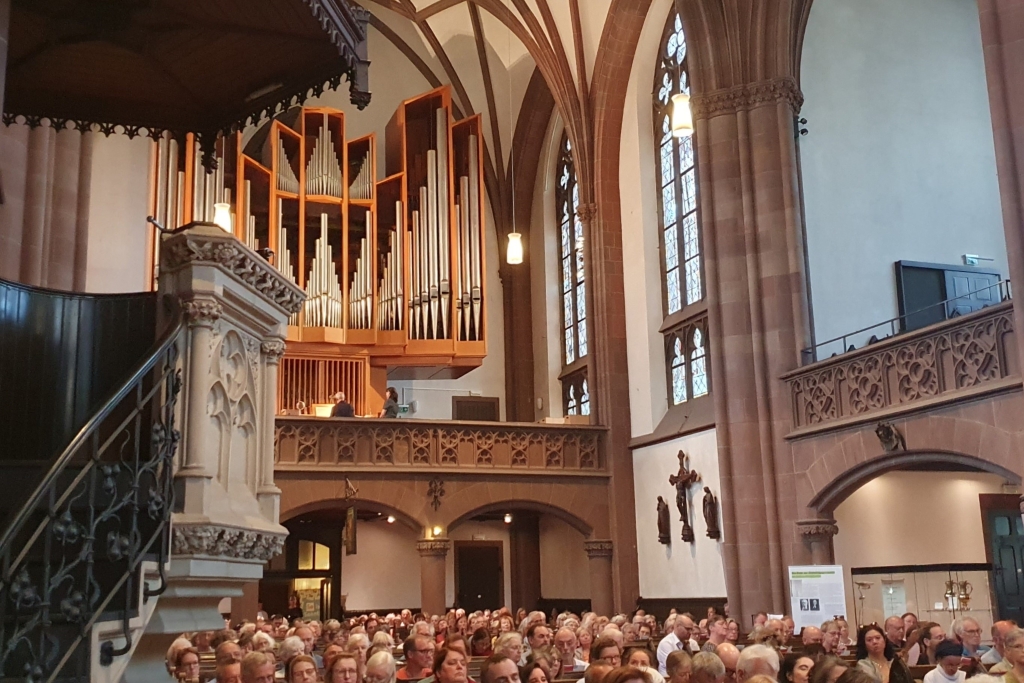 Kantor Andreas Köhs an der Schuke-Orgel der Dreikönigskirche Frankfurt am Main