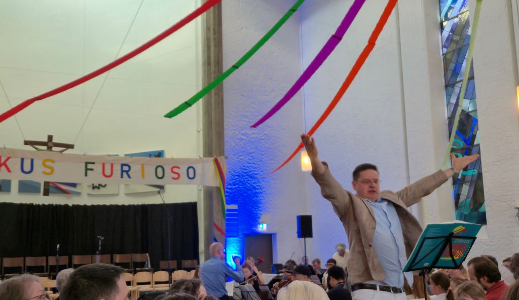 Aufführung des Kindermusicals "Zirkus Furioso" in der Erlöserkirche | Leitung: Matthias Helms (Einzug)